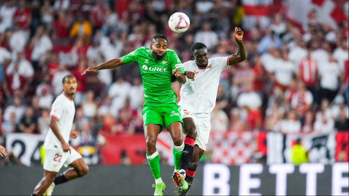 Betis y Sevilla se pelean por un jugador del Valencia