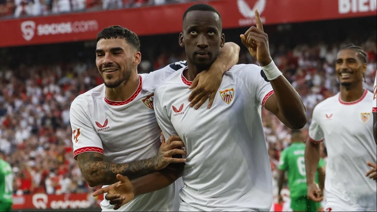 Los jugadores del Sevilla celebran un gol