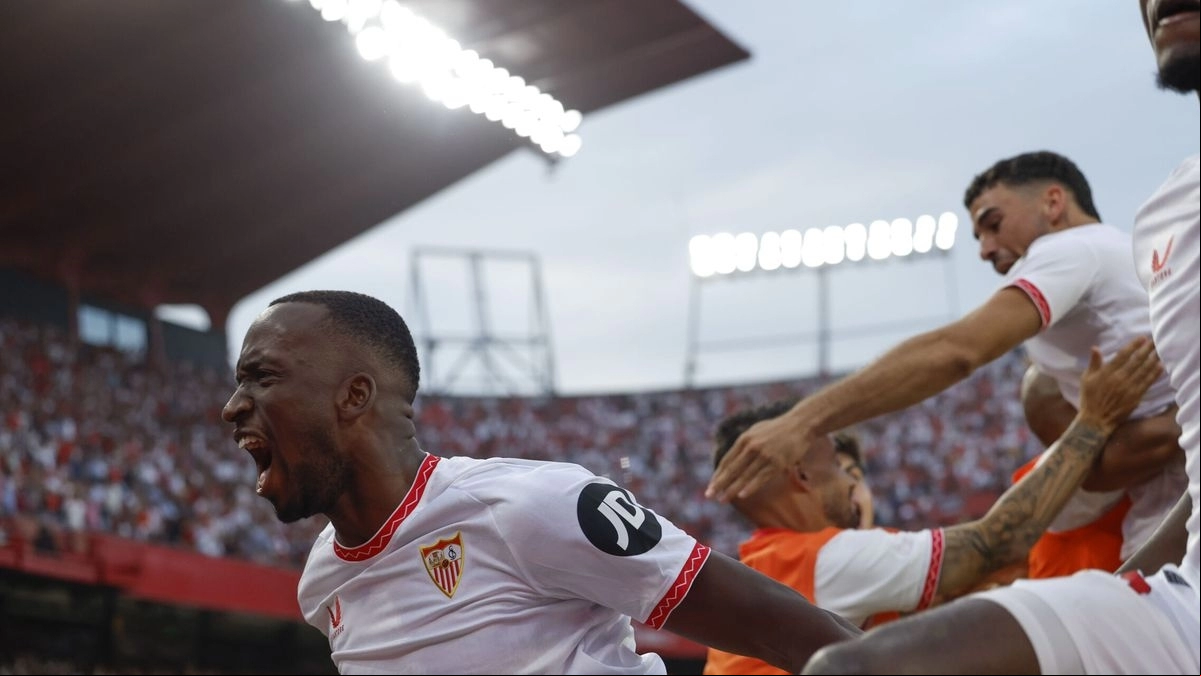 Los jugadores del Sevilla celebran un gol