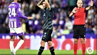 Pozo, jugador de la UD Almería, se lamenta tras sumar una nueva derrota. Foto: LaLiga Santander