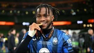 Tres gigantes de la Premier League compiten por fichar a Ademola Lookman