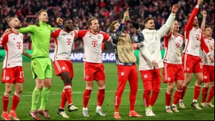 Los jugadores del Bayern de Múnich celebran una victoria con su afición