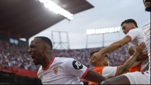 Los jugadores del Sevilla celebran un gol